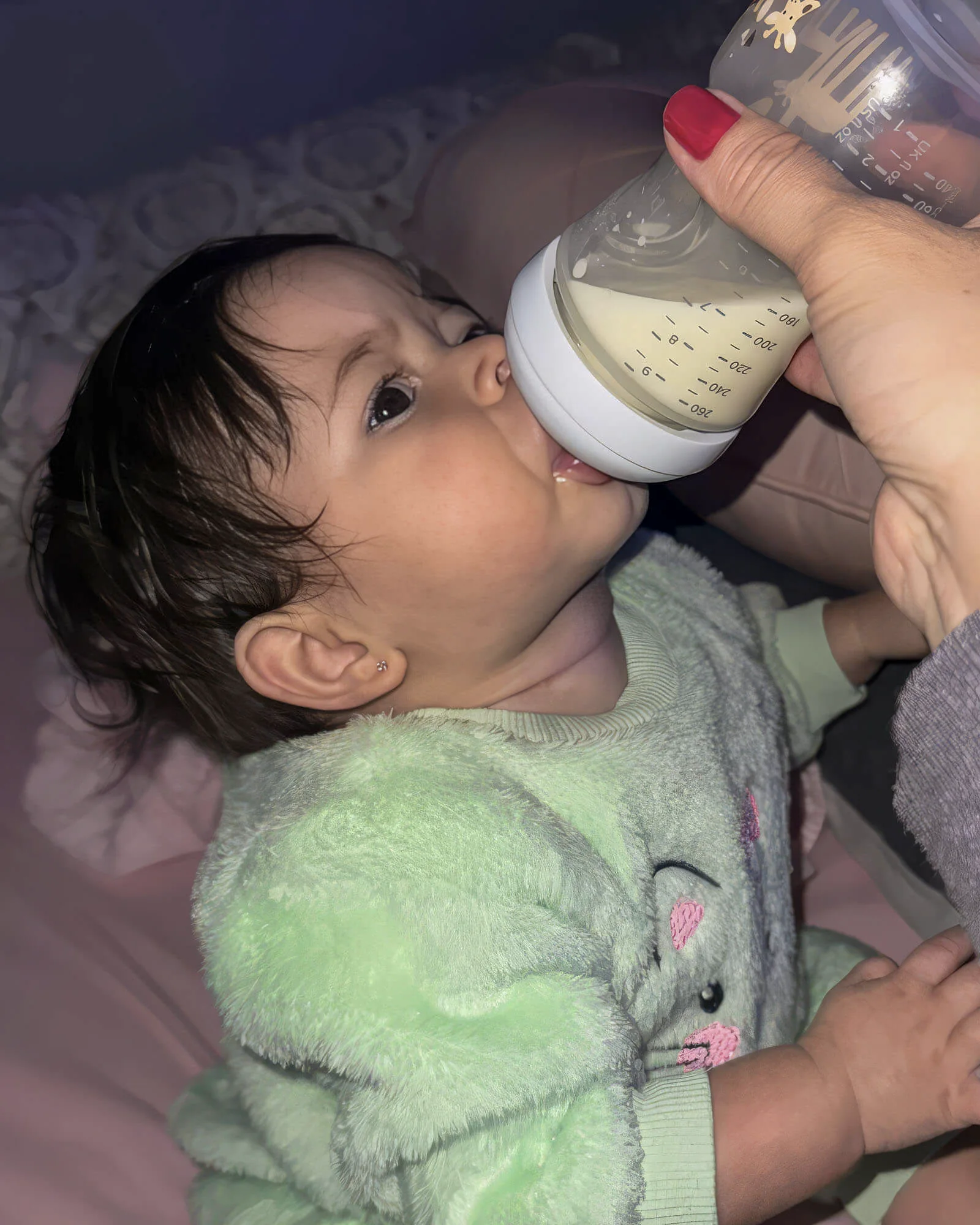 Elis bebê tomando mamadeira
