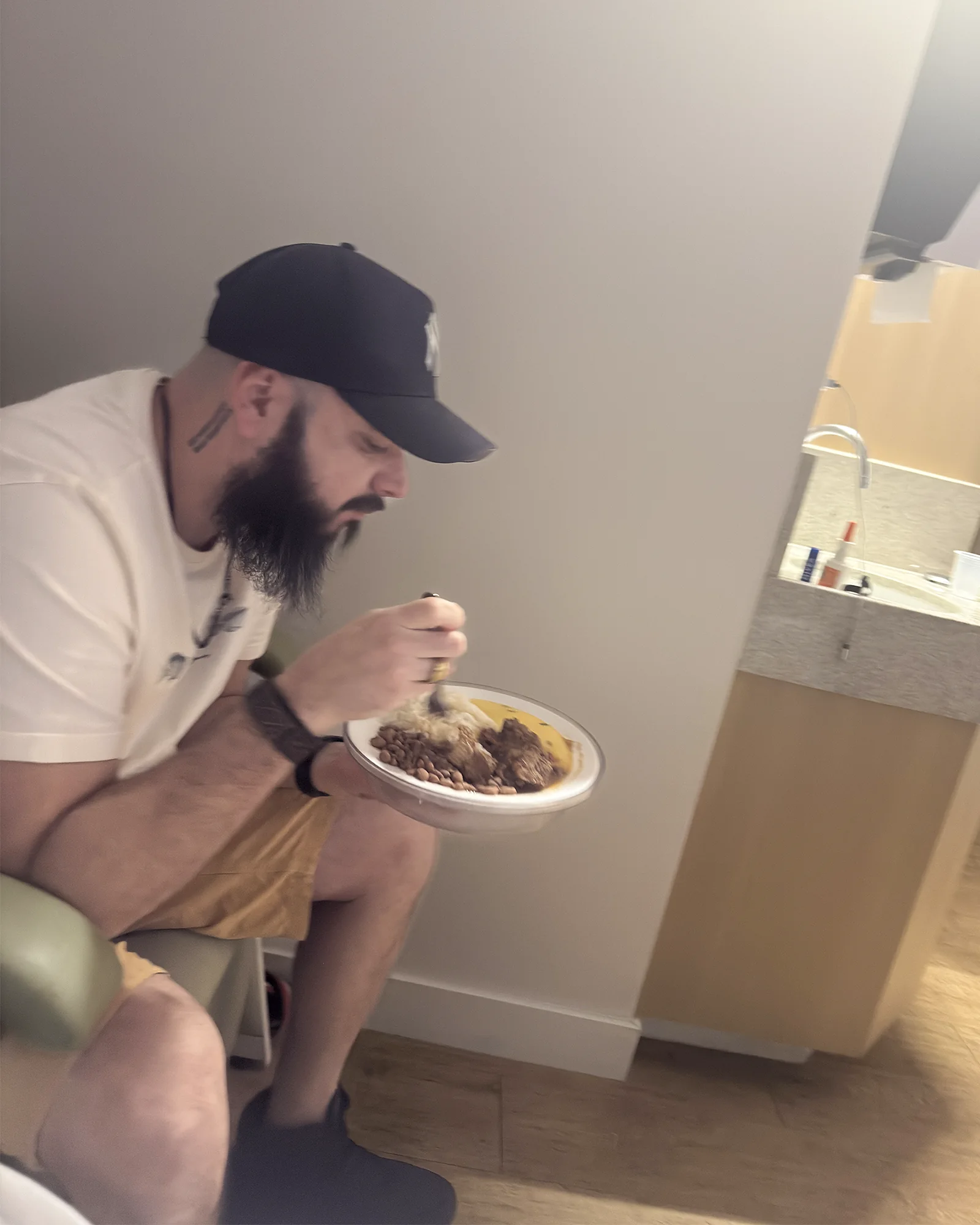 Comendo durante os bastidores no hospital