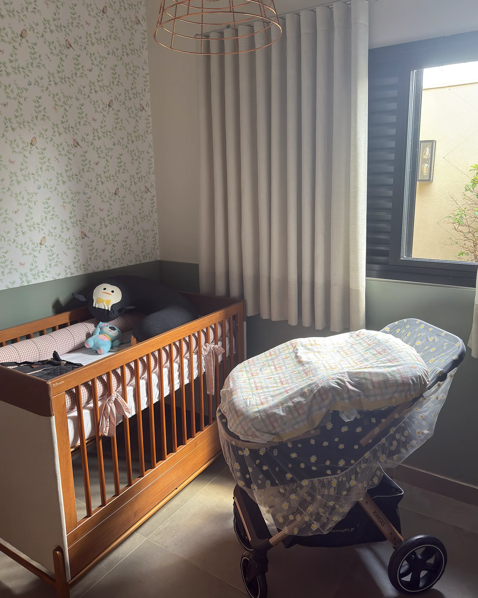 Quarto da Elis preparado com berço, bichinhos e decoração