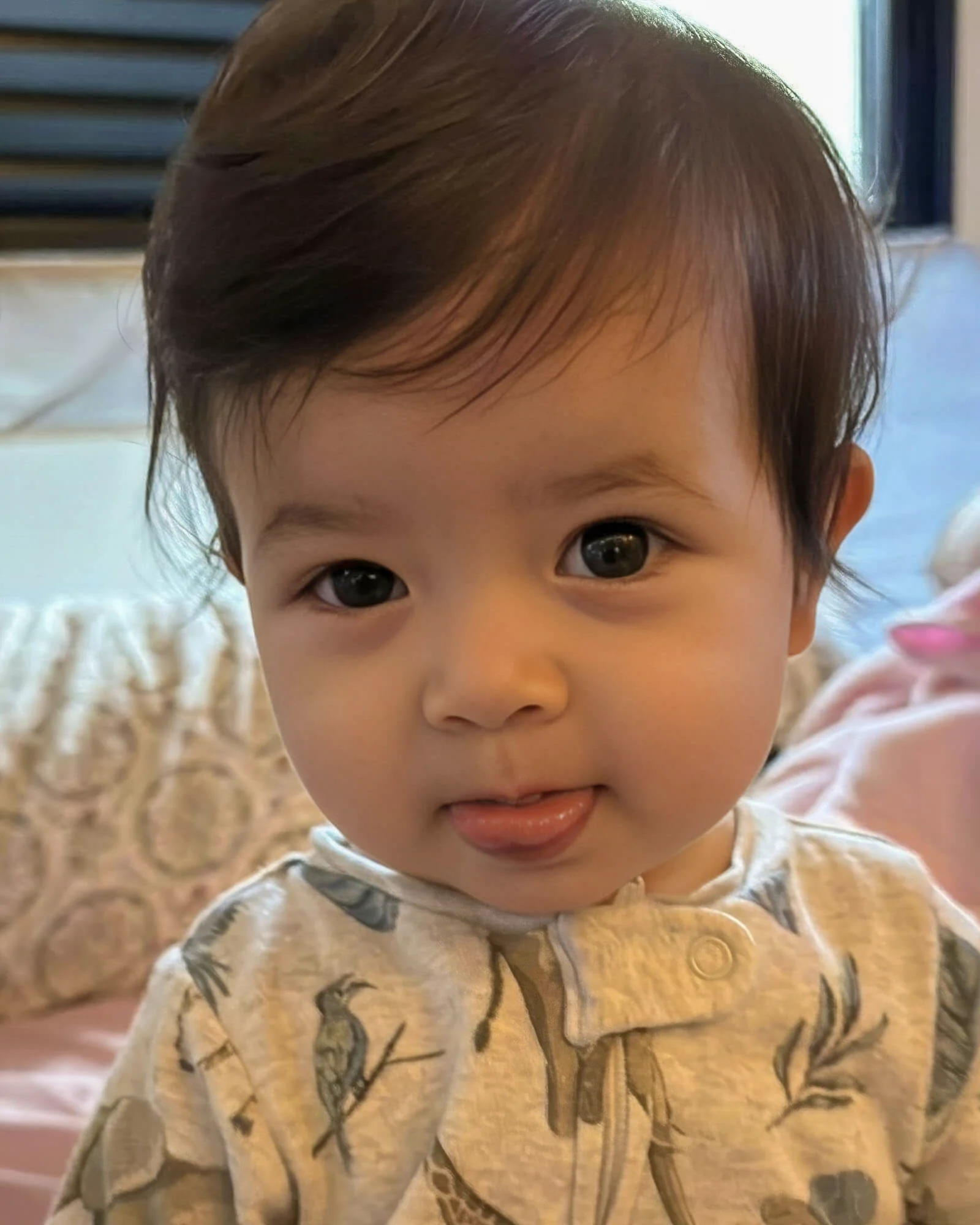 Elis bebê olhando para a câmera com a língua de fora