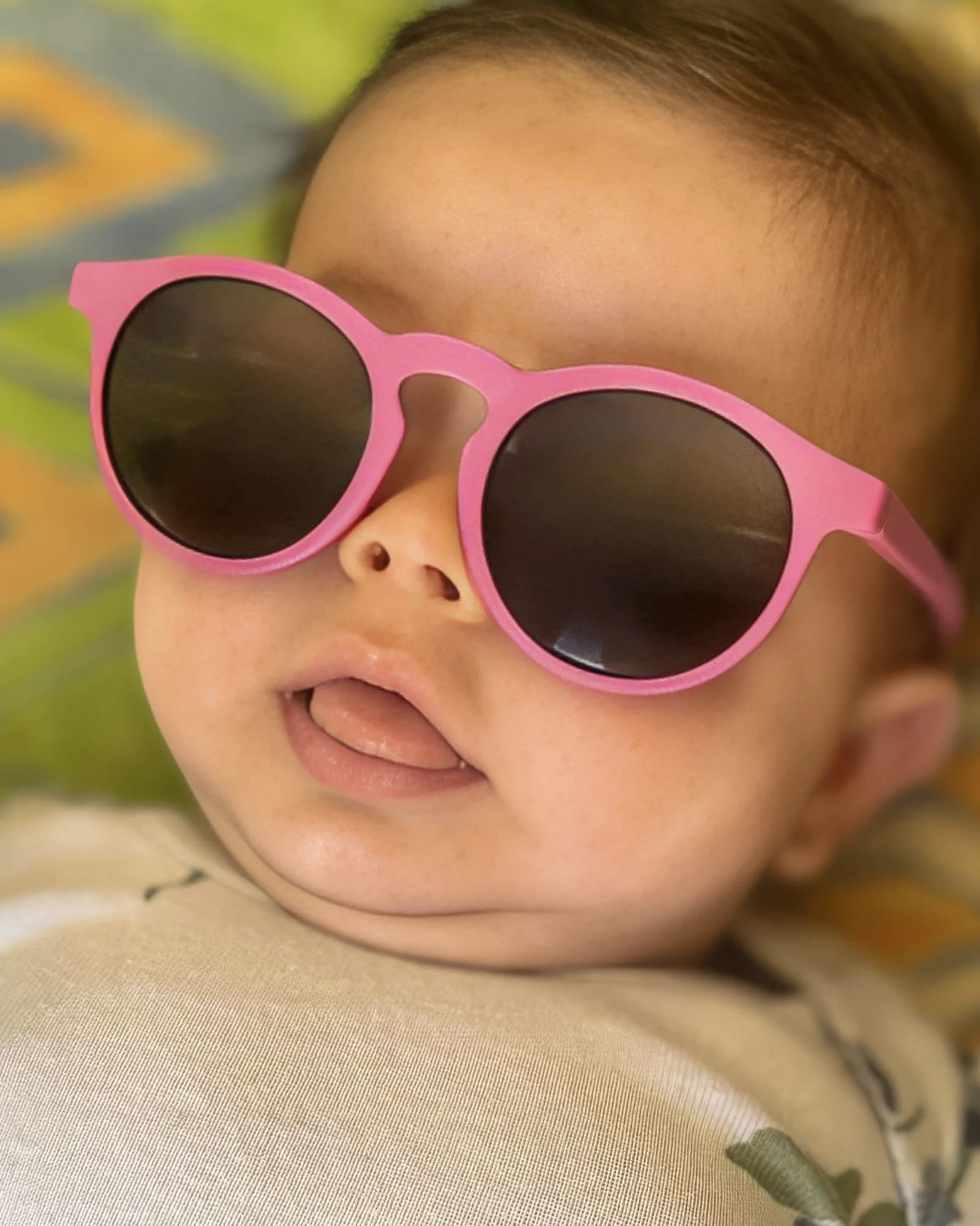 Elis bebê usando óculos de sol cor-de-rosa