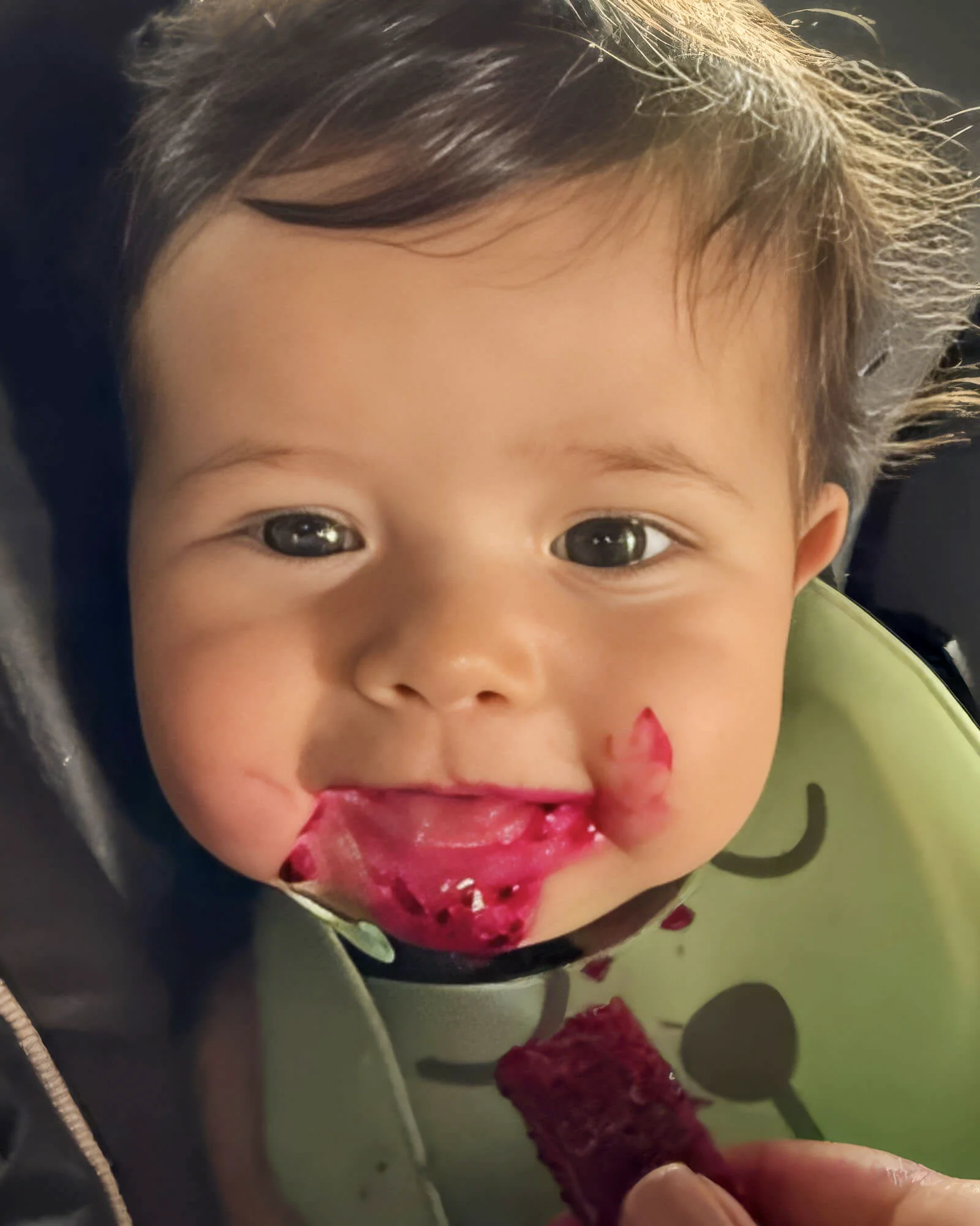 Elis bebê com o rosto marcado por fruta vermelha
