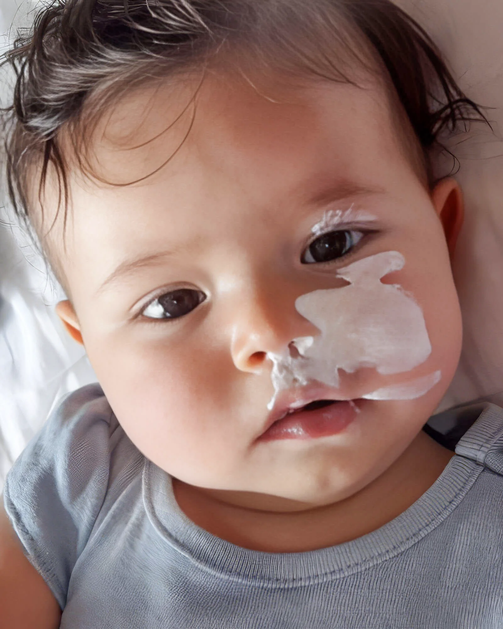 Elis bebê com comida espalhada pelo rosto
